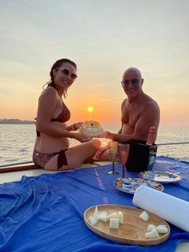 Apericena in Barca al Tramonto Acitrezza